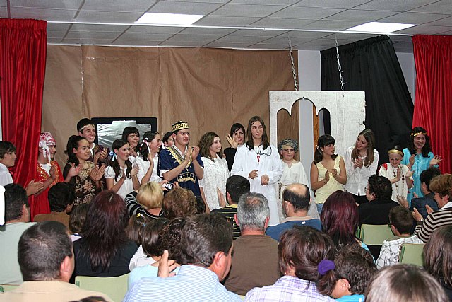 Alumnos de Educación Primaria y Secundaria del C.E.I.B. Guadalentín de la pedanía de El Paretón representan la obra de teatro El Cartero del Rey - 2, Foto 2