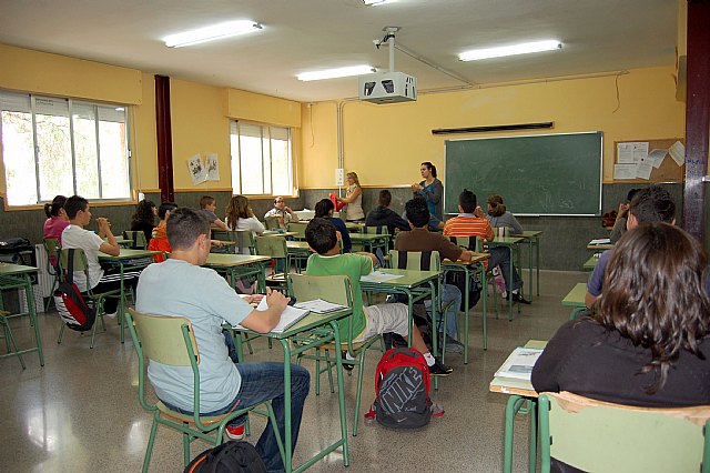 Los alumnos de 2º  de ESO del CES Vega Media de Alguazas han recibido una charla sobre hábitos de vida saludables - 1, Foto 1