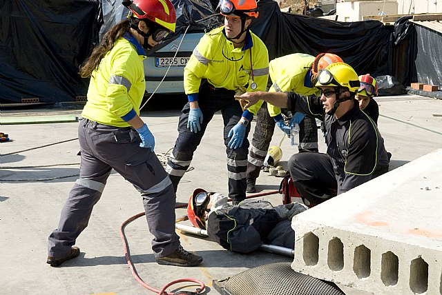 Los aspirantes a bomberos aprenden a actuar ante derrumbes de edificios y escapes de gas - 2, Foto 2
