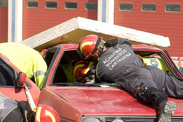 Los aspirantes a bomberos aprenden a actuar ante derrumbes de edificios y escapes de gas - 3, Foto 3