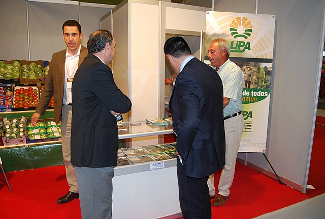 Autoridades municipales asisten al acto de la inauguración oficial de la XXVI Feria Agrícola del Mediterráneo Fame 2010, Foto 4