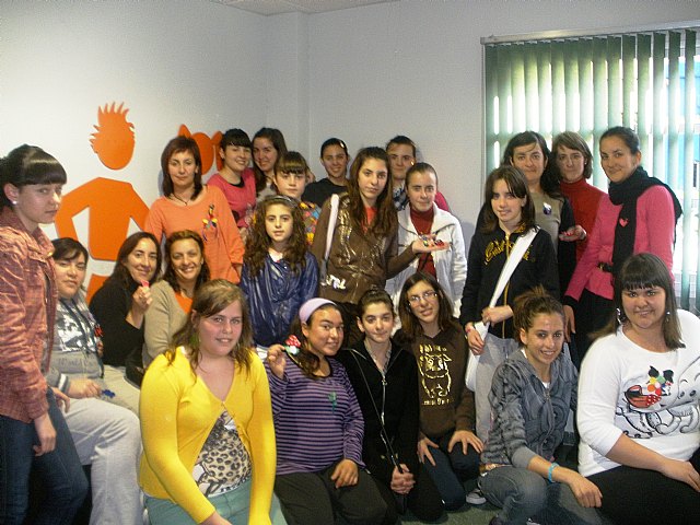 El Espacio Joven congrega a más de una veinena de jóvenes en el nuevo 'Taller de broches' - 1, Foto 1