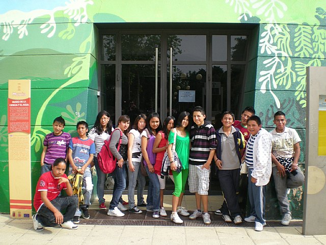 Los participantes del Proyecto de integración socioeducativa de menores inmigrantes realizan una visita educativa, Foto 1