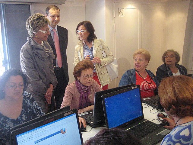 Las nuevas tecnologías se siguen acercando a las mujeres de barrios y pedanías - 1, Foto 1