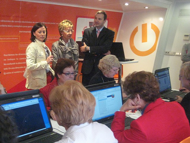 Las nuevas tecnologías se siguen acercando a las mujeres de barrios y pedanías - 2, Foto 2