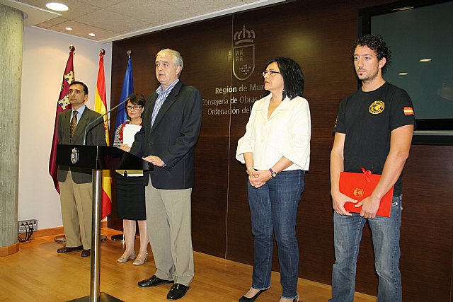 El equipo de Gobierno del Ayuntamiento se suma a la campaña  Ladrillos solidarios - 1, Foto 1