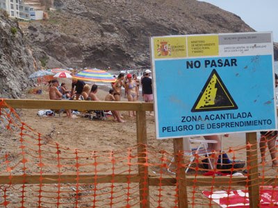 A.V.A. denuncia que los bañistas invaden la zona de peligro en la Playa del Hornillo - 1, Foto 1