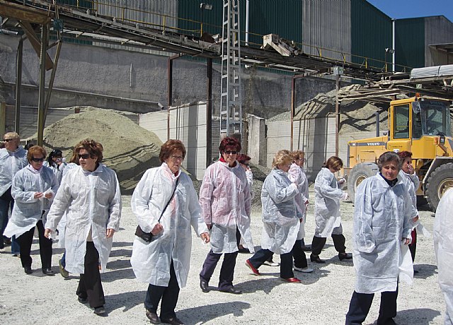 La concejalía de Turismo y Medio Ambiente organiza una jornada educativa sobre Trazabilidad de vidrio en la Planta de Reciclaje de Caudete - 1, Foto 1