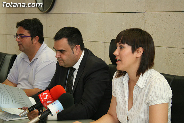 El alcalde y el concejal de Bienestar Social hacen entrega de los diplomas de varios talleres puestos en marcha a travs del Proyecto 