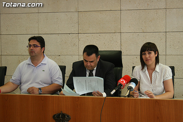 El alcalde y el concejal de Bienestar Social hacen entrega de los diplomas de varios talleres puestos en marcha a travs del Proyecto 