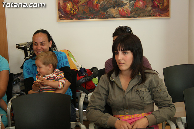 El alcalde y el concejal de Bienestar Social hacen entrega de los diplomas de varios talleres puestos en marcha a travs del Proyecto 