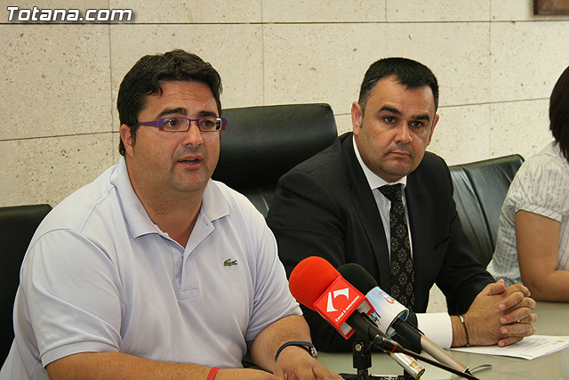 El alcalde y el concejal de Bienestar Social hacen entrega de los diplomas de varios talleres puestos en marcha a travs del Proyecto 