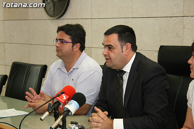 El alcalde y el concejal de Bienestar Social hacen entrega de los diplomas de varios talleres puestos en marcha a travs del Proyecto 