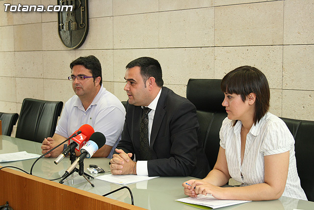 El alcalde y el concejal de Bienestar Social hacen entrega de los diplomas de varios talleres puestos en marcha a travs del Proyecto 