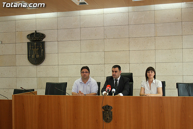 El alcalde y el concejal de Bienestar Social hacen entrega de los diplomas de varios talleres puestos en marcha a travs del Proyecto 