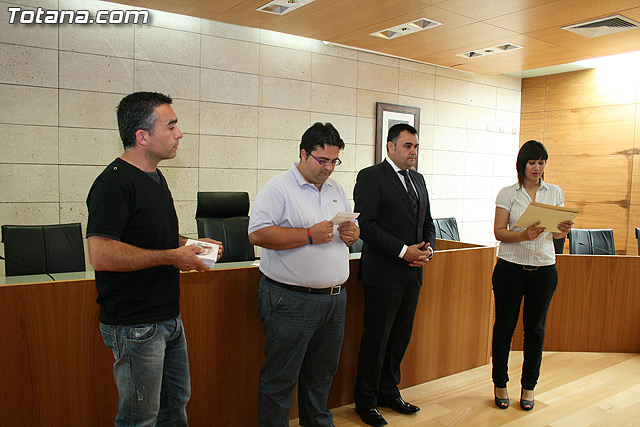 El alcalde y el concejal de Bienestar Social hacen entrega de los diplomas de varios talleres puestos en marcha a travs del Proyecto 