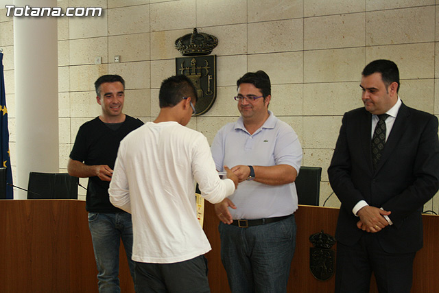 El alcalde y el concejal de Bienestar Social hacen entrega de los diplomas de varios talleres puestos en marcha a travs del Proyecto 