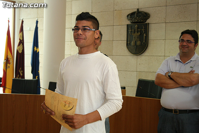 El alcalde y el concejal de Bienestar Social hacen entrega de los diplomas de varios talleres puestos en marcha a travs del Proyecto 