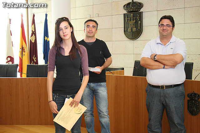 El alcalde y el concejal de Bienestar Social hacen entrega de los diplomas de varios talleres puestos en marcha a travs del Proyecto 