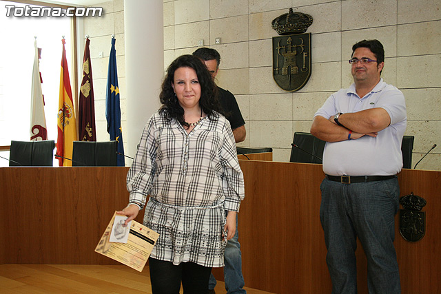 El alcalde y el concejal de Bienestar Social hacen entrega de los diplomas de varios talleres puestos en marcha a travs del Proyecto 