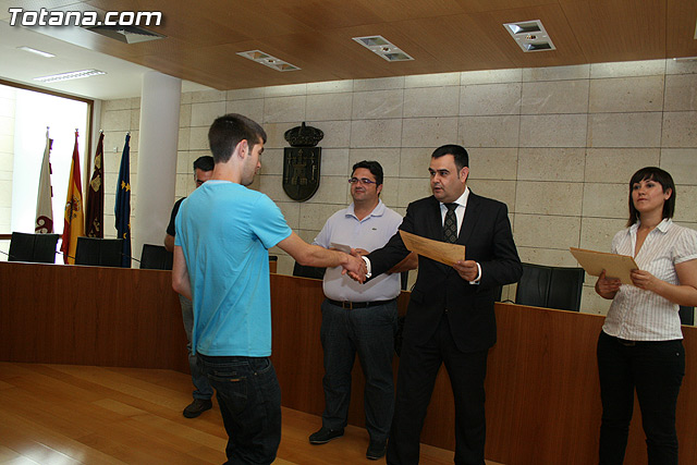 El alcalde y el concejal de Bienestar Social hacen entrega de los diplomas de varios talleres puestos en marcha a travs del Proyecto 