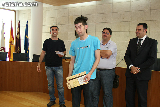 El alcalde y el concejal de Bienestar Social hacen entrega de los diplomas de varios talleres puestos en marcha a travs del Proyecto 