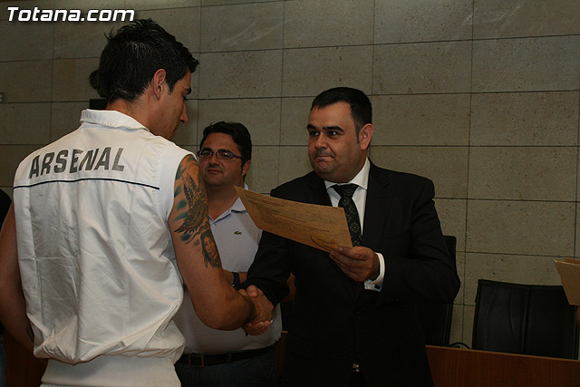 El alcalde y el concejal de Bienestar Social hacen entrega de los diplomas de varios talleres puestos en marcha a travs del Proyecto 