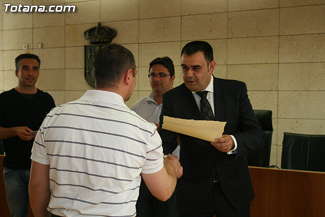 El alcalde y el concejal de Bienestar Social hacen entrega de los diplomas de varios talleres puestos en marcha a travs del Proyecto 