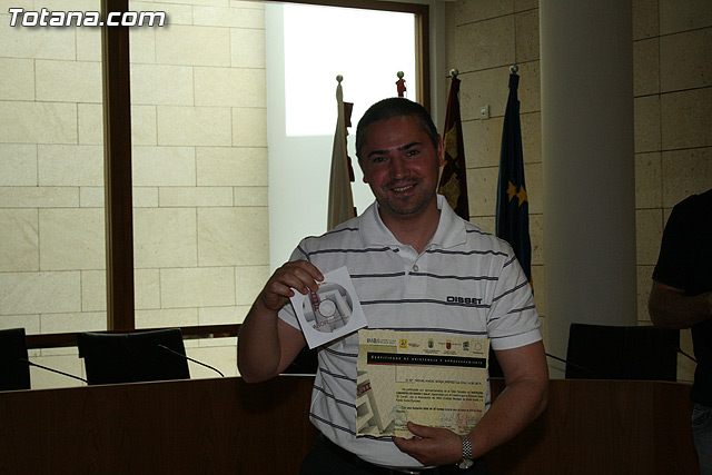 El alcalde y el concejal de Bienestar Social hacen entrega de los diplomas de varios talleres puestos en marcha a travs del Proyecto 