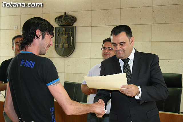 El alcalde y el concejal de Bienestar Social hacen entrega de los diplomas de varios talleres puestos en marcha a travs del Proyecto 