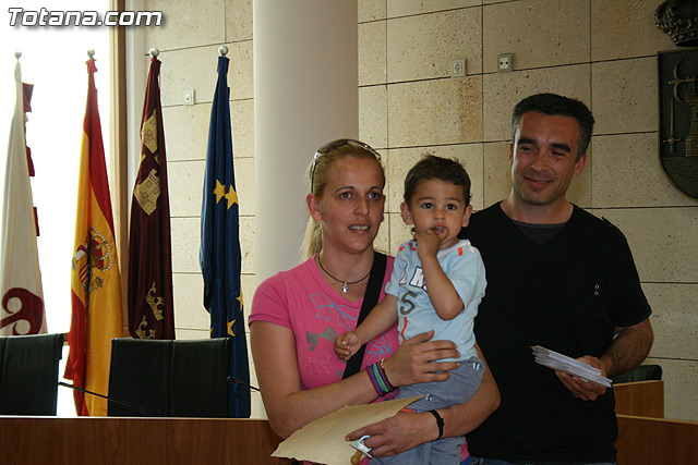 El alcalde y el concejal de Bienestar Social hacen entrega de los diplomas de varios talleres puestos en marcha a travs del Proyecto 