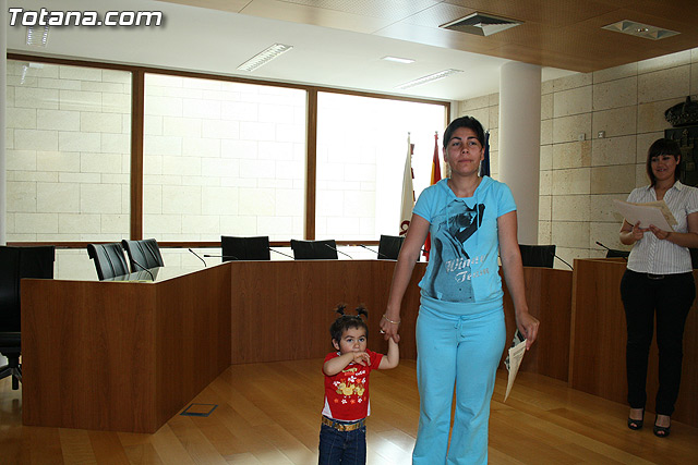 El alcalde y el concejal de Bienestar Social hacen entrega de los diplomas de varios talleres puestos en marcha a travs del Proyecto 