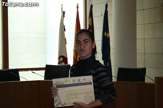 El alcalde y el concejal de Bienestar Social hacen entrega de los diplomas de varios talleres puestos en marcha a travs del Proyecto 