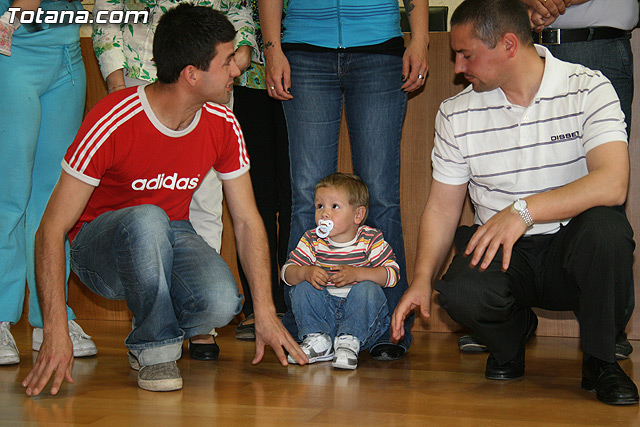 El alcalde y el concejal de Bienestar Social hacen entrega de los diplomas de varios talleres puestos en marcha a travs del Proyecto 