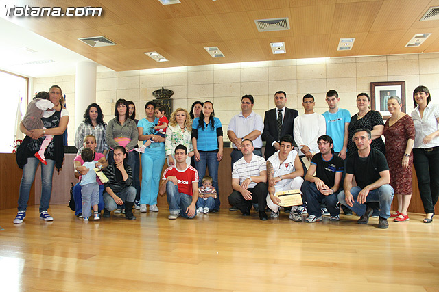 El alcalde y el concejal de Bienestar Social hacen entrega de los diplomas de varios talleres puestos en marcha a travs del Proyecto 