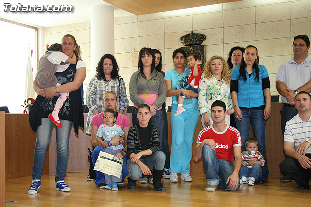 El alcalde y el concejal de Bienestar Social hacen entrega de los diplomas de varios talleres puestos en marcha a travs del Proyecto 