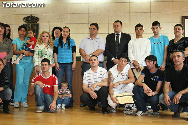 El alcalde y el concejal de Bienestar Social hacen entrega de los diplomas de varios talleres puestos en marcha a travs del Proyecto 