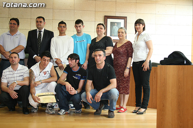 El alcalde y el concejal de Bienestar Social hacen entrega de los diplomas de varios talleres puestos en marcha a travs del Proyecto 