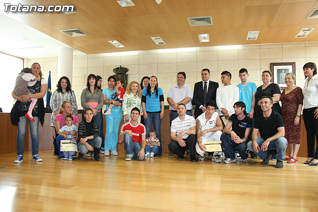 El alcalde y el concejal de Bienestar Social hacen entrega de los diplomas de varios talleres puestos en marcha a travs del Proyecto 