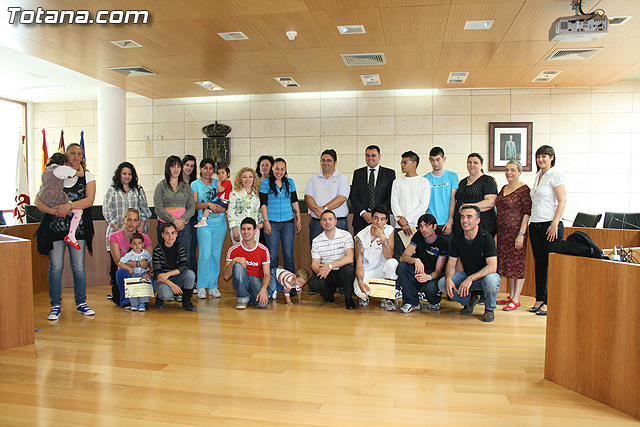 El alcalde y el concejal de Bienestar Social hacen entrega de los diplomas de varios talleres puestos en marcha a travs del Proyecto 