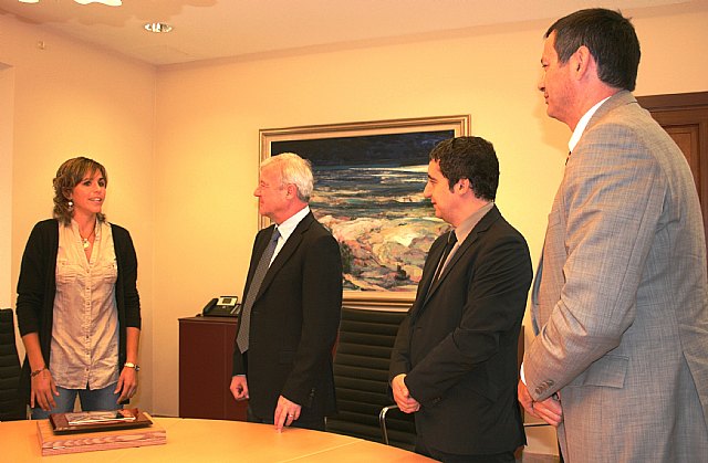 El presidente de la Comunidad recibe a la tenista yeclana María José Martínez, reciente vencedora del Torneo de Tenis de Roma - 2, Foto 2