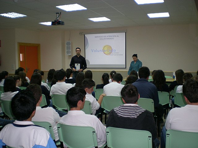 Más de 60 jóvenes del colegio La Milagrosa  participan en el taller sobre voluntariado, Foto 1