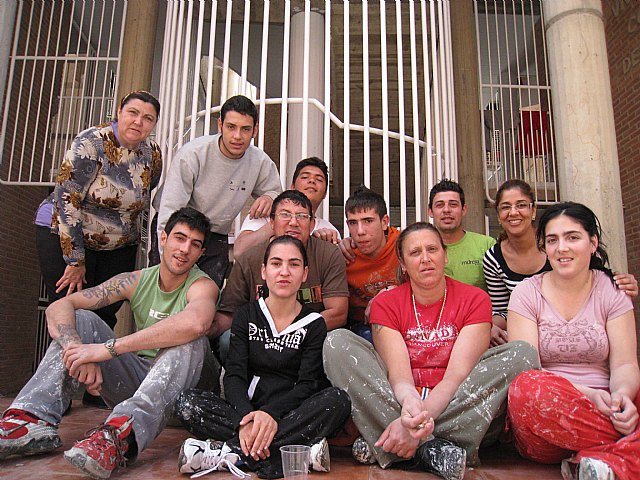 Cerca de medio centenar de personas finalizan su formación en talleres de pintura y alfabetización - 1, Foto 1