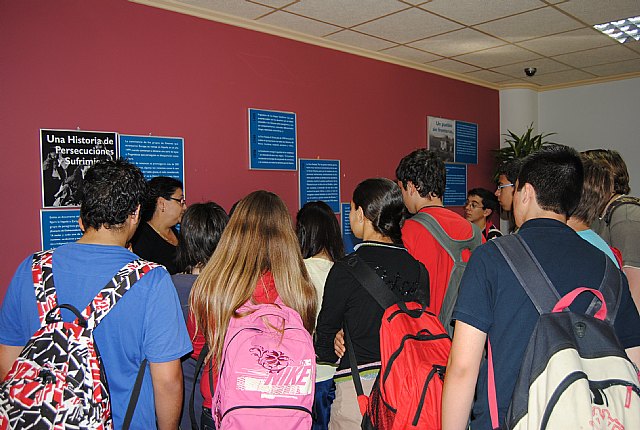 Servicios Sociales lleva una exposición sobre cultura gitana a la biblioteca municipal - 1, Foto 1