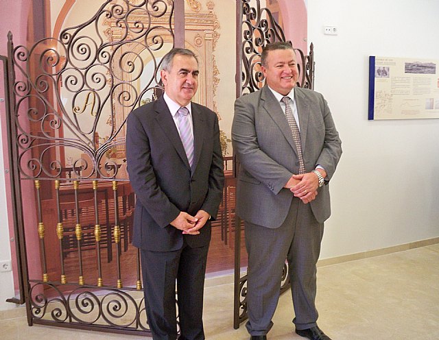 El delegado del Gobierno y el alcalde de La Unión visitan  las obras de los pabellones deportivos de Portmán y Roche y del museo etnográfico - 1, Foto 1