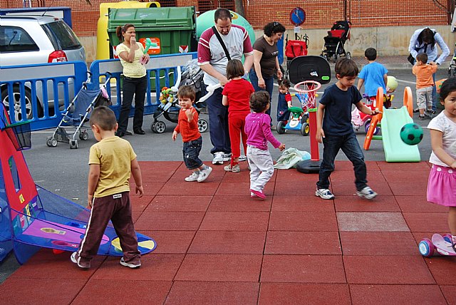 Multitud de niños y niñas de la localidad disfrutan con los “Deportimayos”, Foto 1