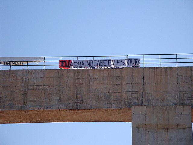 IU de Santomera coloca una pancarta en el trasvase Tajo-Segura para reivindicar su permanencia - 1, Foto 1
