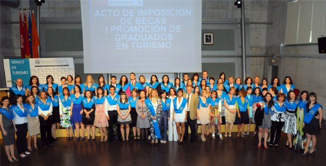 La primera promoción del grado de Turismo celebró su acto de imposición de becas - 3, Foto 3
