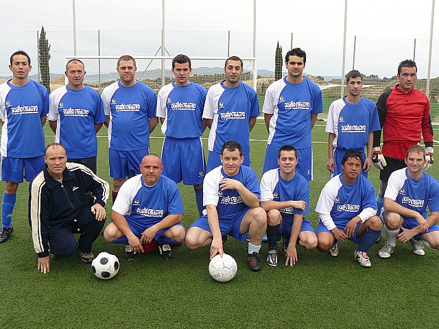 The team of "The pachucos" remains a leader in the thirty-fourth amateur football league "Play Fair", Foto 1