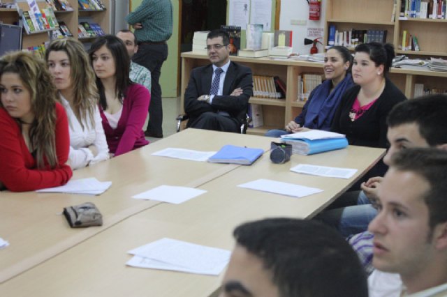 El Alcalde de Torre-Pacheco visita a los alumnos de los institutos del municipio que llevan a cabo el proyecto Empresa Joven Europea (EJE) - 1, Foto 1